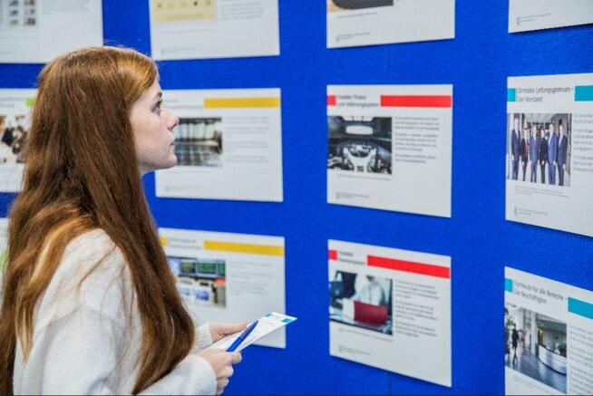 Schuelerin vor Quizwand