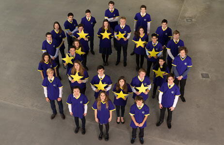 Generation euro -kuvituskuva, jossa nuoria piirissä keltaiset tähdet kädessään