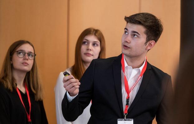 Bild von vortragenden SchülerInnen