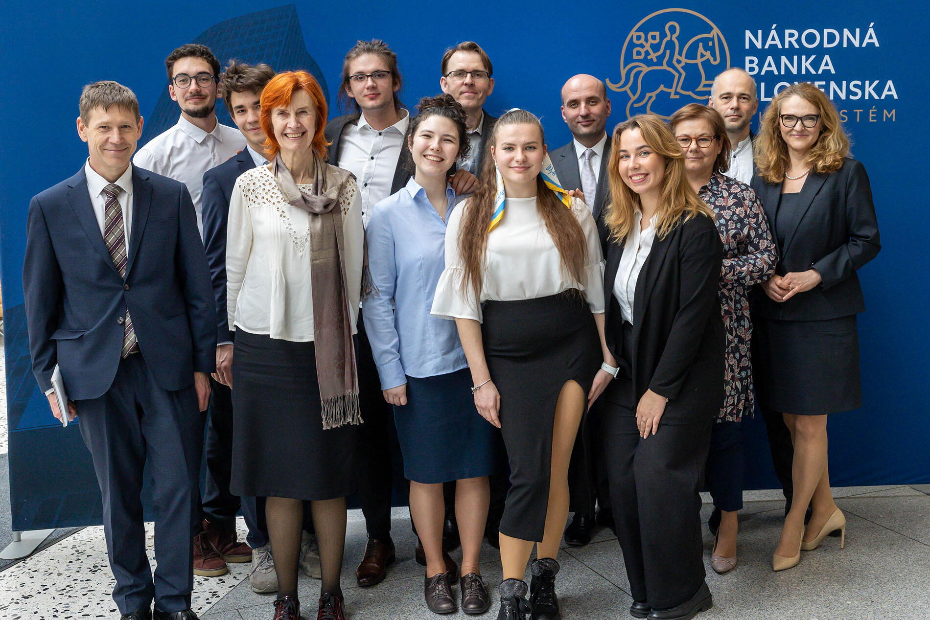 Víťazný tím "Školníkovci" a porota súťaže