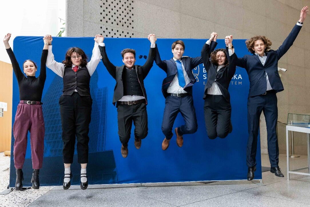 Víťazný tím z Bilingválneho gymnázia Milana Hodžu, Sučany