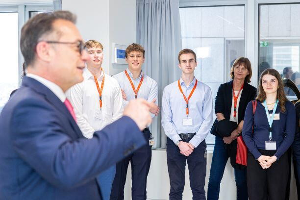 Bundesbankpräsident Joachim Nagel im Gespräch mit Finalisten des GESA
