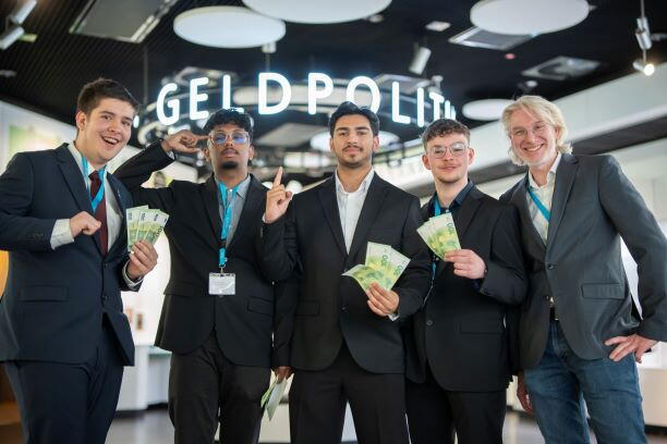 Das Team „BankBros“ vom Emma-Herwegh-Gymnasium Remscheid hat das nationale Finale des Generation €uro Schüler Wettbewerbs (GESA) für sich entschieden. Am 26. und 27. März fand der GESA-Wettbewerb zum 14. Mal in der Zentrale in Frankfurt am Main statt.
